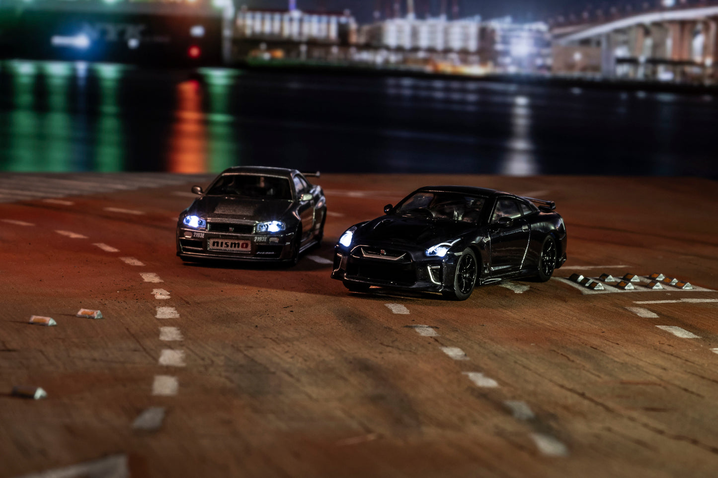 (Preorder) Kyosho NISSAN SKYLINE GT-R with LED Grey (NISMO BNR34 CRS Version)