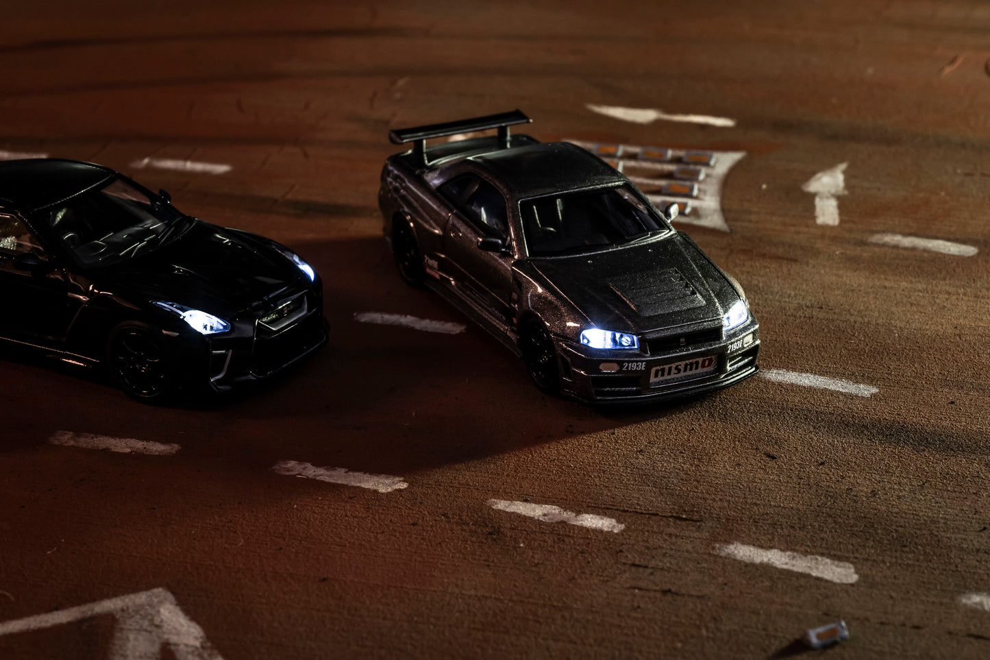 (Preorder) Kyosho NISSAN SKYLINE GT-R with LED Grey (NISMO BNR34 CRS Version)