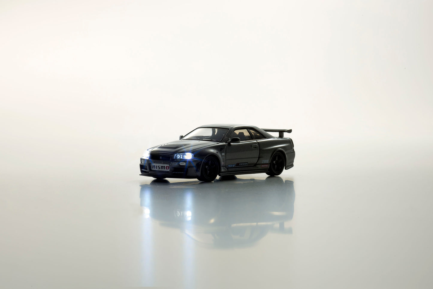 (Preorder) Kyosho NISSAN SKYLINE GT-R with LED Grey (NISMO BNR34 CRS Version)