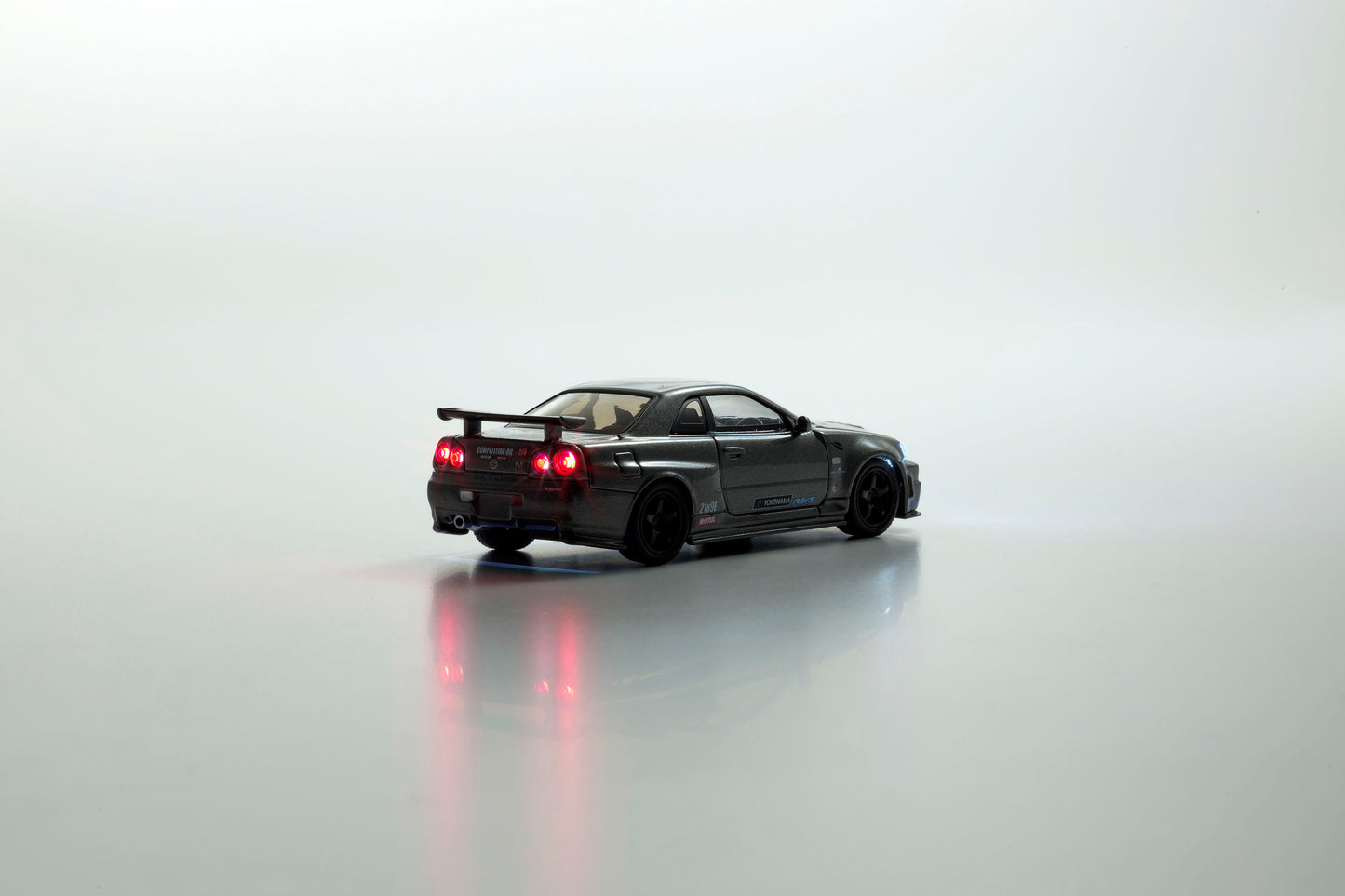 (Preorder) Kyosho NISSAN SKYLINE GT-R with LED Grey (NISMO BNR34 CRS Version)